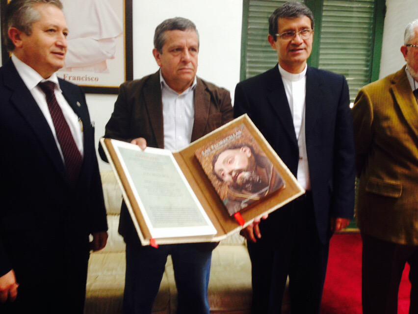 elmercurioec's tweet photo. Este libro se entregará por parte de Cuenca al papa Francisco en #Quito http://t.co/pRlrZP27YA: @Sanchezmendieta