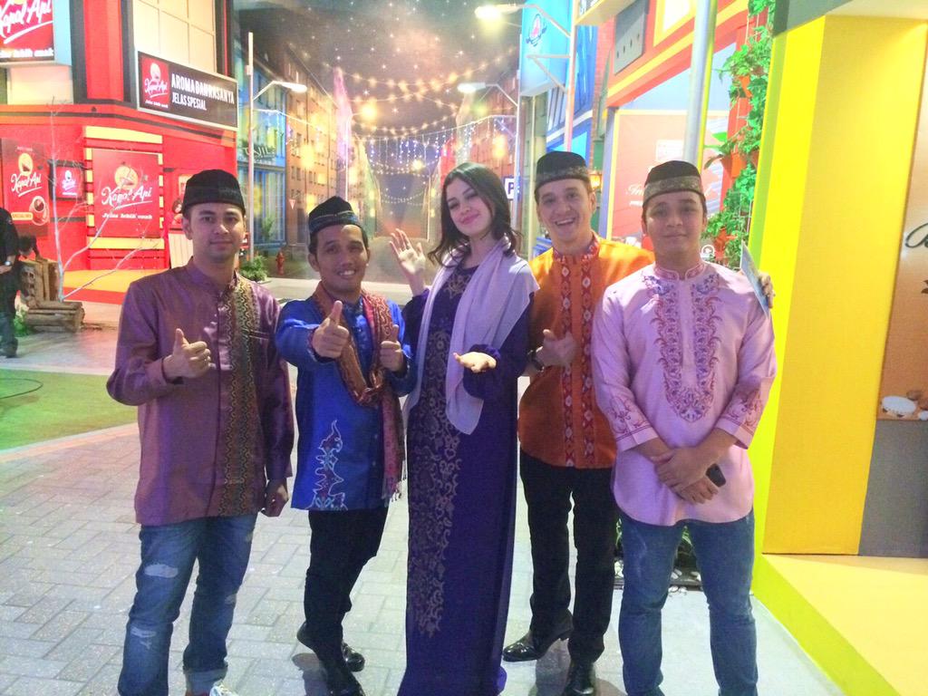 TRANSTV_CORP's tweet photo. Jangan kemana mana tweeps :) #SII_antigiveup http://t.co/rR7Bq4E5j0