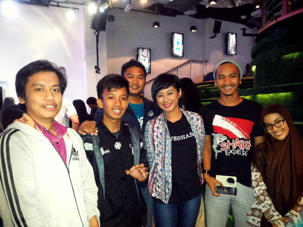 IsmailAlaydrus's tweet photo. Bersama kakak ketjeh @r_djangkaru semalam #savesharksindonesia http://t.co/gMNvtEoLvK