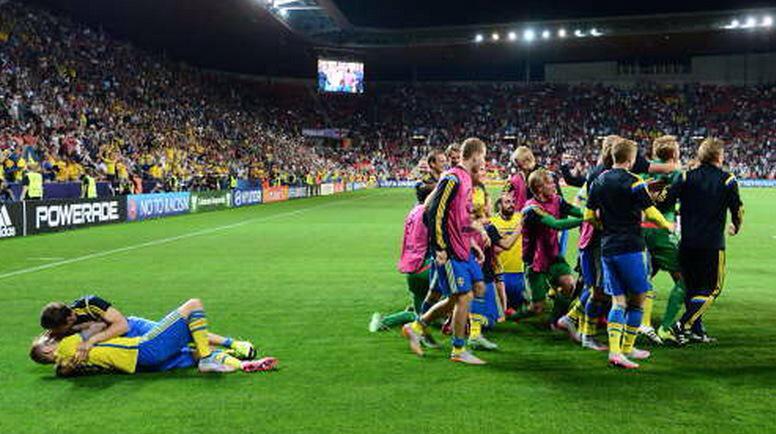 jistanes's tweet image. Festen pågår i köket och man tror att ingen ser när man hånglar i hallen