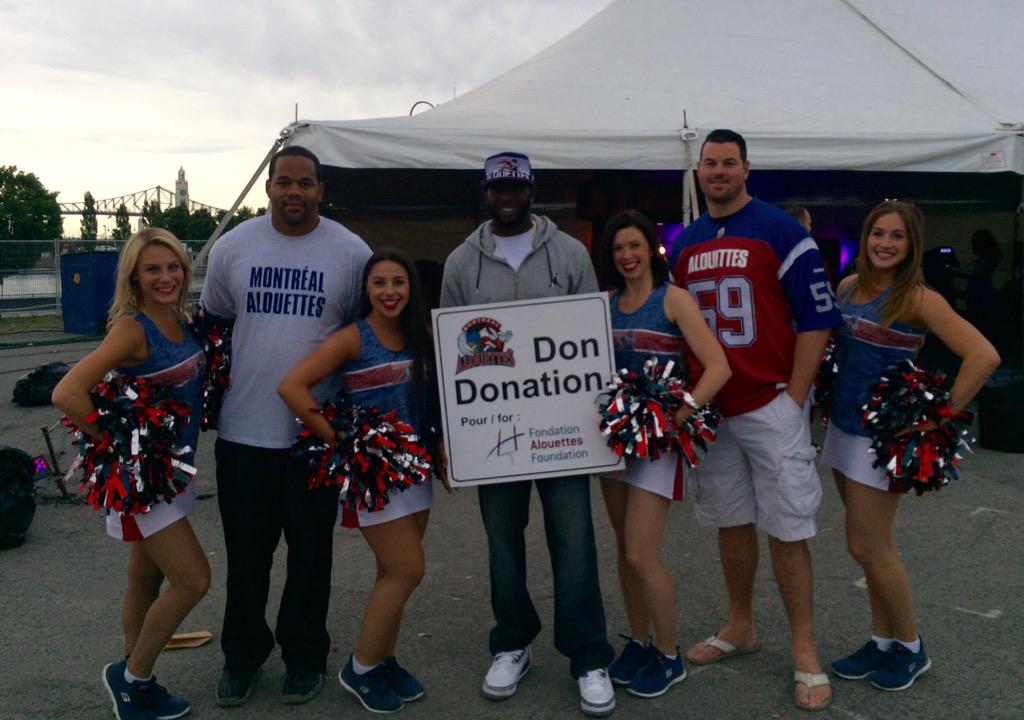 AlsC_AndreeAnne's tweet photo. Venez donner pour la #fondationalouettes au #RibFest! @AlsCheerleaders @MTLAlouettes #AlsMTL http://t.co/YCYIr1Jrpx