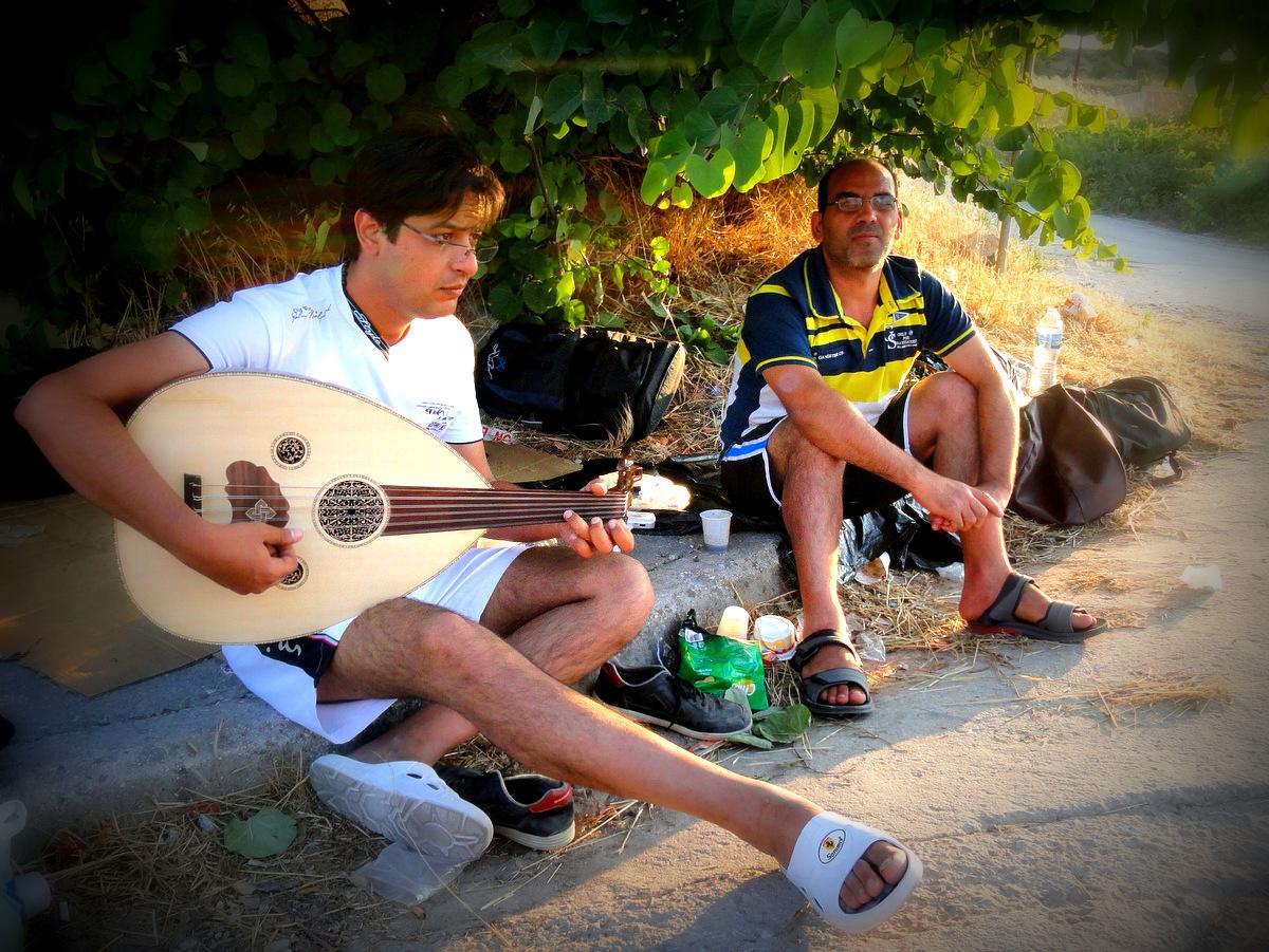 mibakas's tweet photo. Ο Μωχαμεντ απο τη Συρία έφτασε σήμερα στη Λέσβο με την περιουσία του, ένα σάκο &amp;το ούτι του,καλό ταξίδι:) #refugeesgr http://t.co/QAJKtMzAde