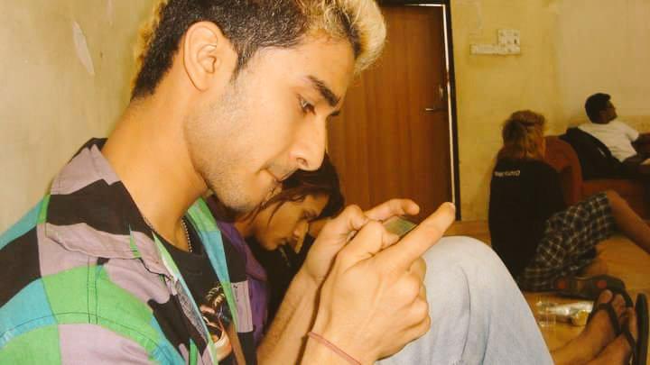 eventique_'s tweet photo. #PehchanKaun #RaghavJuyal engrossed in his phone during rehearsals #celeb #bollywood #dance #student @Dmaniax_crew http://t.co/ivimMLneXK