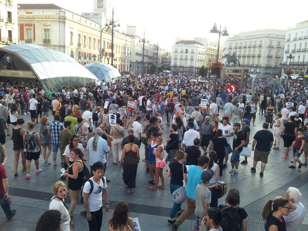 TeleK_tv's tweet photo. La manifestación de Madrid empieza a llenar la Puerta del Sol #SinMordazas #NoALaLeyMordaza http://t.co/RwWwIeMUBg