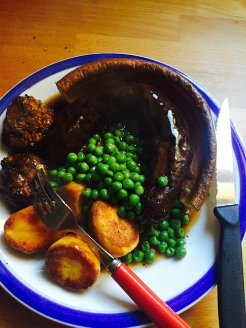 AstroAlasdair's tweet photo. Sunday dinner with a big sausage. http://t.co/uSZJ3k1kiL