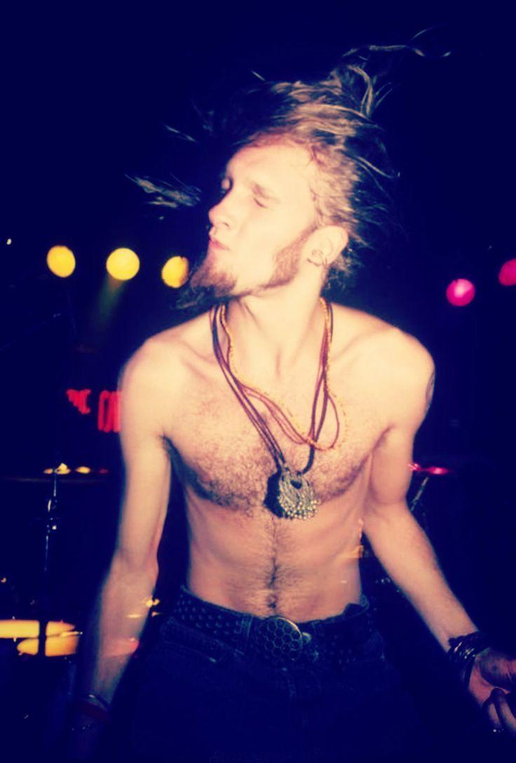 Shirtless Layne Staley appreciation tweet, image size:736x1087
