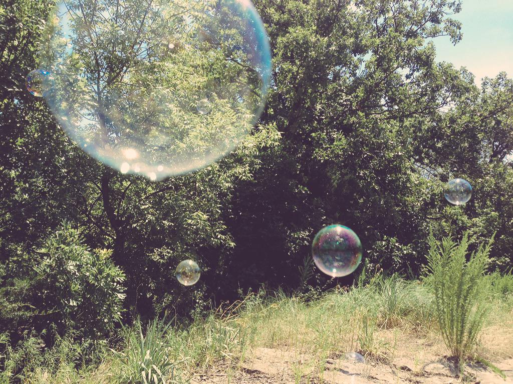 __sojourner__'s tweet photo. Bubbles. ❤️ http://t.co/drGxvisUGz