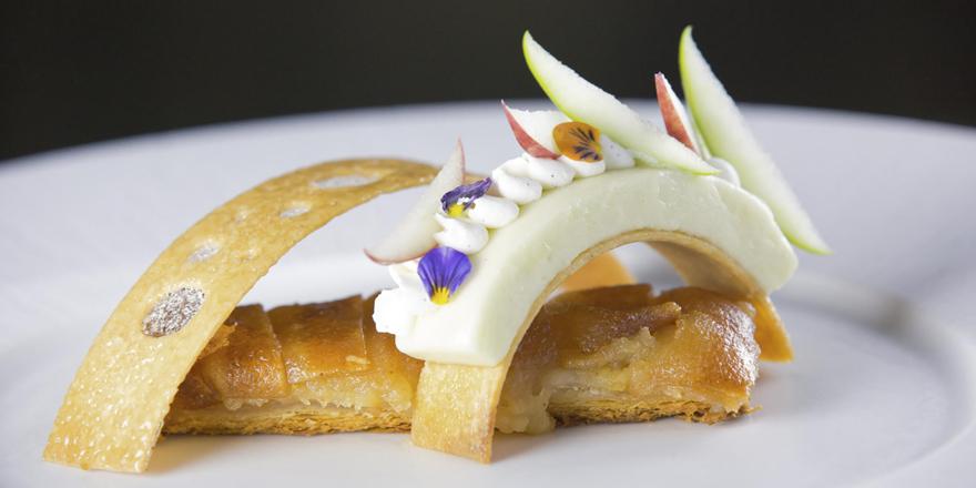 FranceTV's tweet photo. Les premiers desserts #GrandPatissier sont présentés au jury… Lequel voulez-vous croquer ? http://t.co/AhfeniYlQh