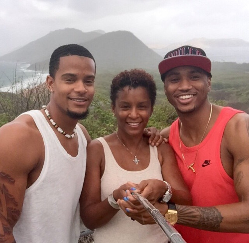 Trigga_World's tweet photo. Trey Songz With His Mother And His Brother http://t.co/At9tOqiVnr