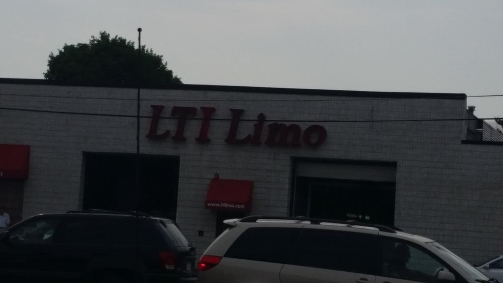 RGorman64's tweet photo. @banditloaf even limo's now come with LTI http://t.co/oaYYzwB8Lv