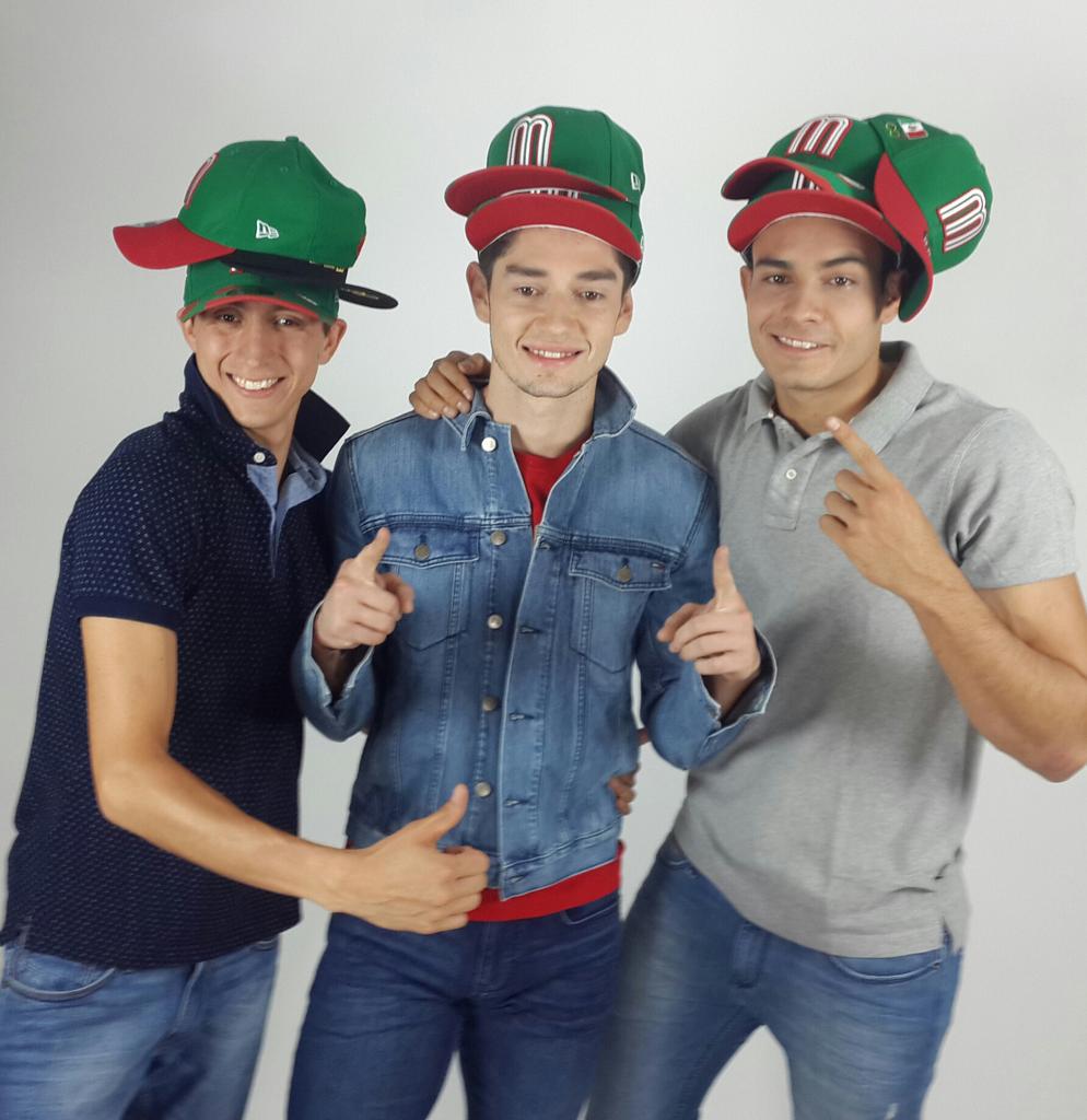 NewEraMx's tweet photo. Having fun! @renelizarragav @pascalnadaud y @ismaelpenta en el @COM_Mexico ... #LaGorraDeMexico http://t.co/IfSTGroCJp