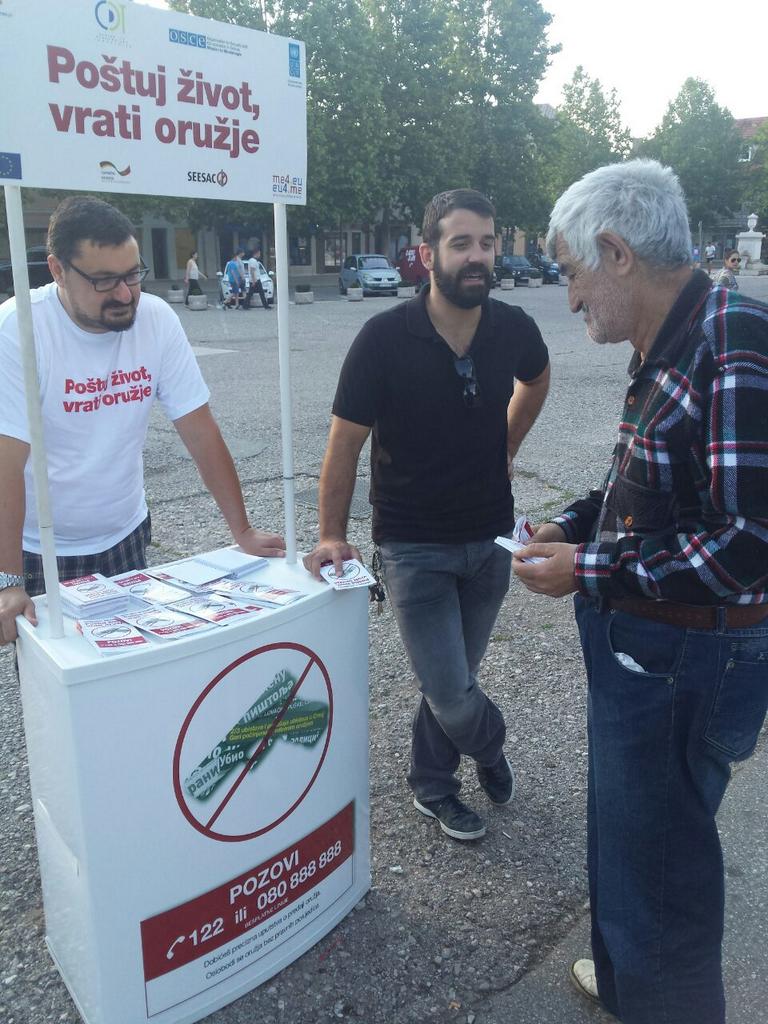 CDT_CrnaGora's tweet photo. #vrati oruzje Pogledajte kako je bilo danas u Nikšiću http://t.co/LDG7tQTGhd