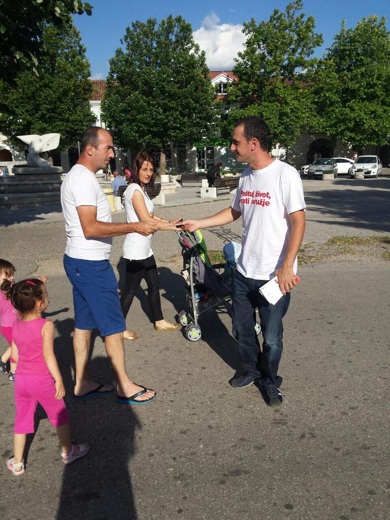 CDT_CrnaGora's tweet photo. #vrati oruzje Pogledajte kako je bilo danas u Nikšiću http://t.co/LDG7tQTGhd