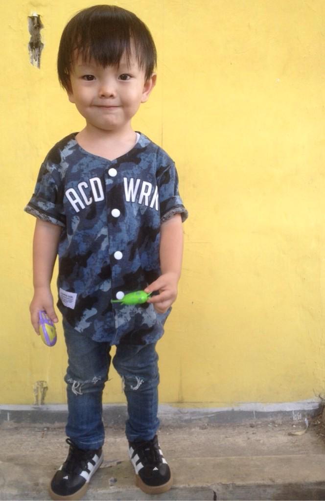 Anak soleh Nya momma yg slalu nempel kaya perangko ga mau lepas Dari momma Nya. Semoga jd Anak yg soleh ya sayang