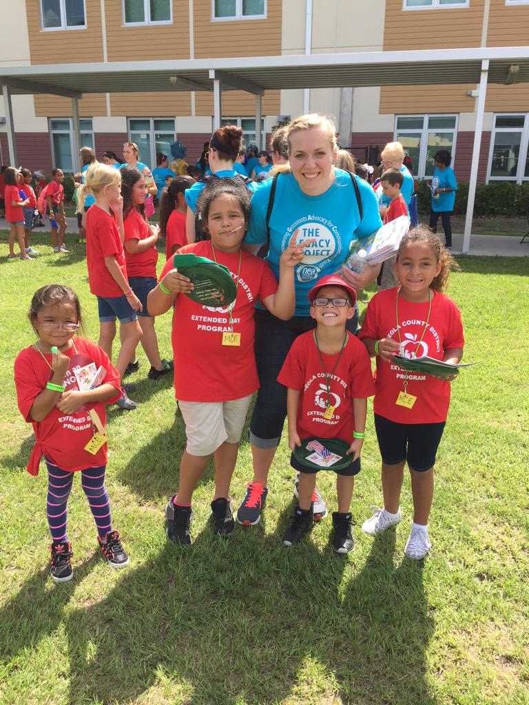 SNCAE_UNCW's tweet photo. #LEGACYProject success! @inocente_art great mural, @ErinAlge & of @SNCAEOfficial connect w/kids #UNCW #NEARA15 #neasp http://t.co/sYMyufUNEN