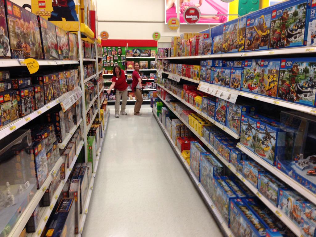 TargetDeidi's tweet photo. Filling the floor in toys today!!! #ToyPTM #Fullaisles #gosales @lewmeg2 @TargetBrittany @Tj_dyar http://t.co/Ajm3RTYD5g