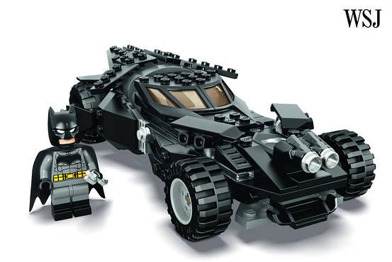 Este es el primer set de Batman Vs Superman que sale a la luz, con el primero de los protas junto a su Batmobil.