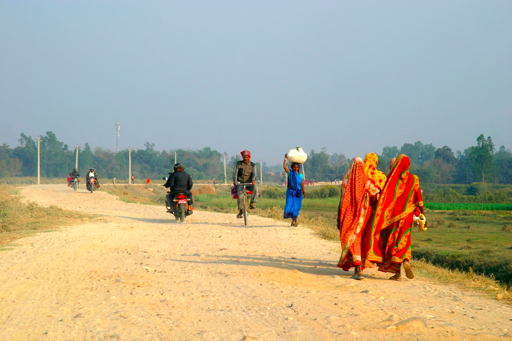 TurtleTalksTV's tweet photo. In #Nepal, women walk 6 hrs/day to charge mobile phones. @EmpowerGrid provides solar solutions http://t.co/VBOst0jKCn http://t.co/DTDrU03x5S