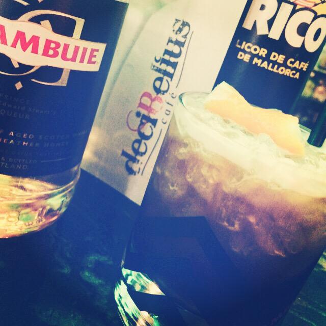 deciBeliusCafe's tweet photo. Julio es mes de @drambuie en deciBelius. Cocteles exclusivos, como tú. http://t.co/E5wZISZr04
