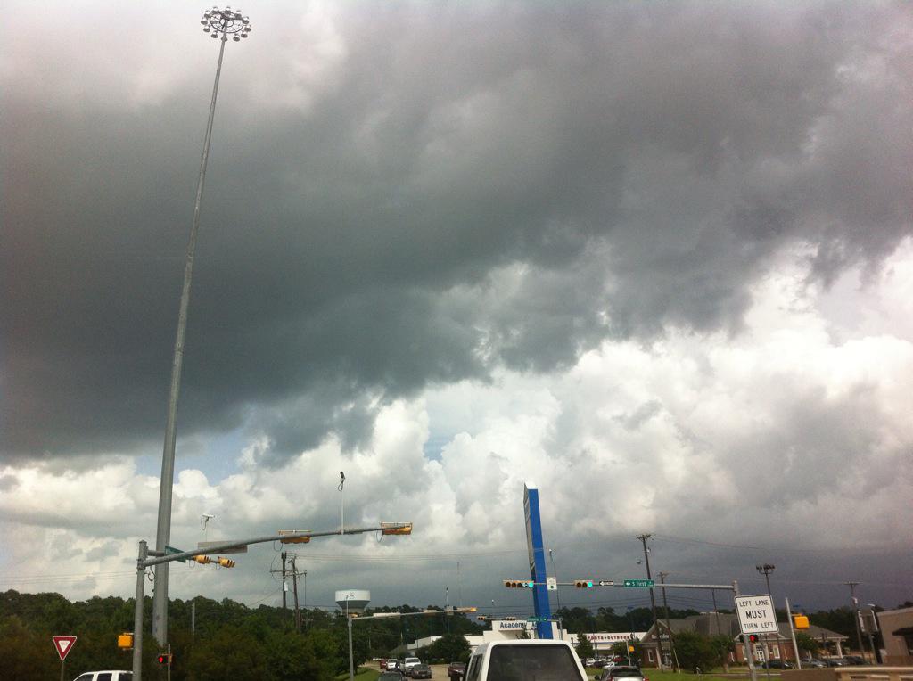 MichaelKTRE's tweet photo. The cloud formations are east of Hwy 59 toward FM 58 &amp; 819. http://t.co/IROmIKHTIS