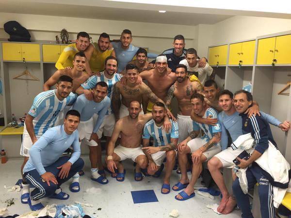 Alanramosxd's tweet photo. #ARGFinalista !! ⚽⚽⚽📺❤💗💓💕💚💙💛💜 @connieansaldi @AngeldebritoOk @ronensuarc @esteeselshowok @luispineyro @gustsaldana http://t.co/jX0E8SofU8