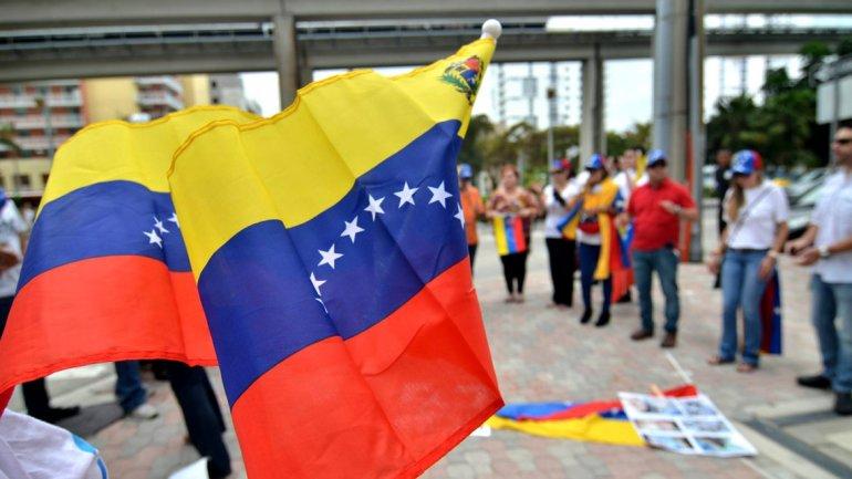 VersionFinal's tweet photo. Más de 15 mil venezolanos al exilio en Argentina - http://t.co/S1L3RC7r9A http://t.co/JI0IU3ksGH