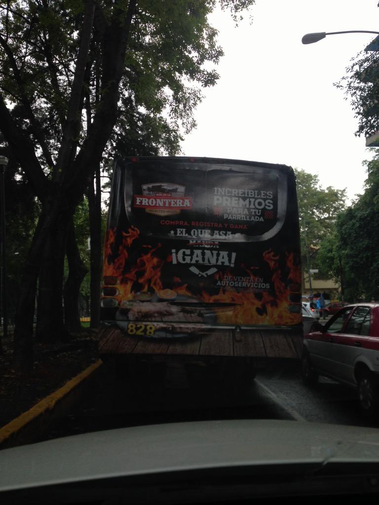 jennybvo's tweet photo. @retioDF bus invade carril ciclistas c pasa semaforo rojo y c para en medio de calle para bajar pasaje Av nvo leon http://t.co/pHSrSInkzm