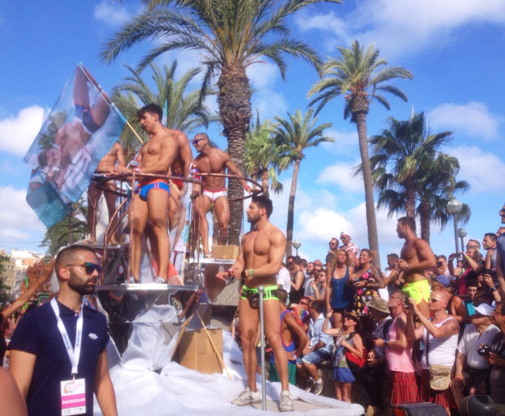 clauprettywild's tweet photo. Just in case you missed it: Sitges gay pride 🌈💛💙💜💚❤️💖🌈👬👭 #LoveWins #oneofmyfavparties #respect http://t.co/wUExunohZm