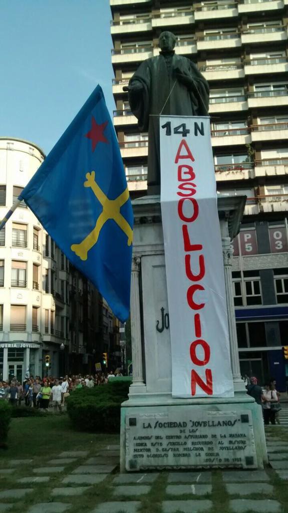 SindicalismuAst's tweet photo. Asturies nun va ser un campu concentración ¡defender los tos drechos nun ye delitu! #LleiMordaza NON #LeyMordaza http://t.co/SfGEltNsZh