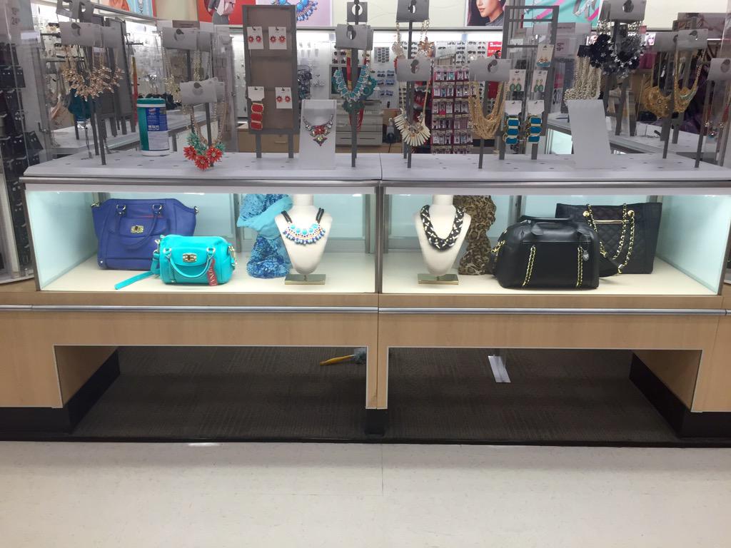 Driving style one accessory at a time @KlementNicole <a href="/MindyReher/">Mindy Reher</a> <a href="/Lindsayyybert/">Lindsay bert</a> #T1118DreamTeam