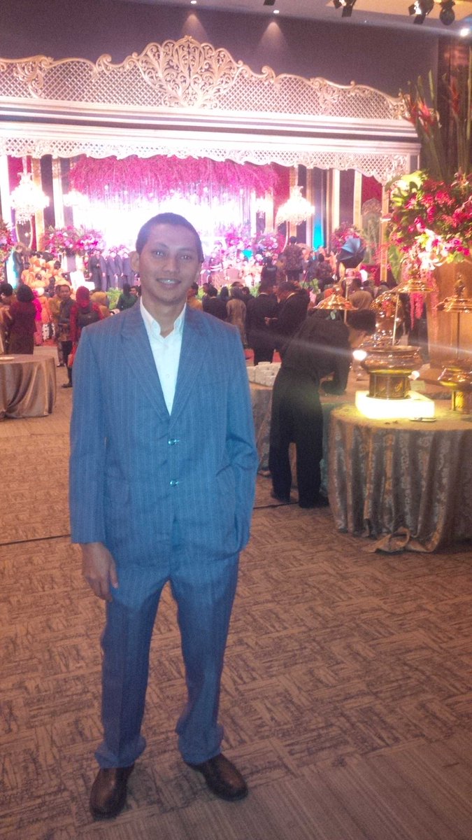 rullybaon's tweet photo. Kondangan #jendralMoeldoko http://t.co/doQnUrsqVr