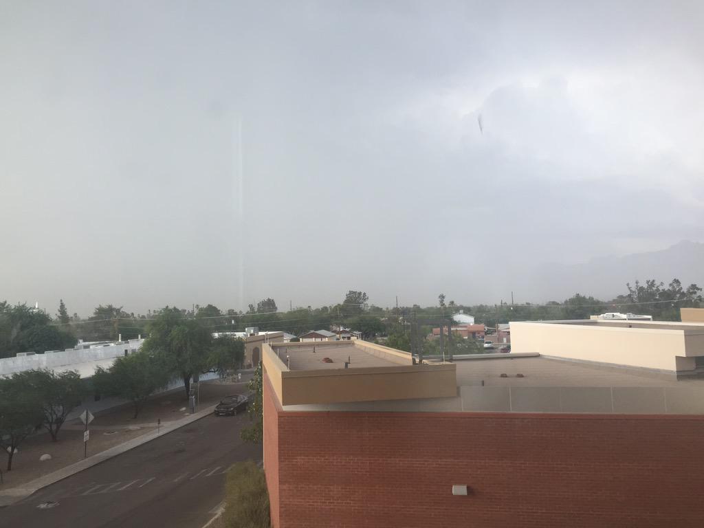 InspctrGaget's tweet photo. Looking north towards Dove Mt. from @BannerUnivMed #tucsonwx http://t.co/9iS22Fsa20