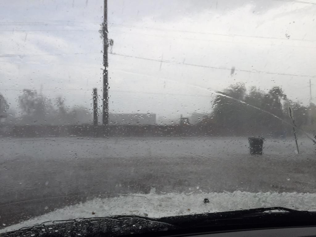 sgtkbay's tweet photo. Hail at Ft. Lowell/Stone... Drive safe Tucson! http://t.co/uXJnUcFG27
