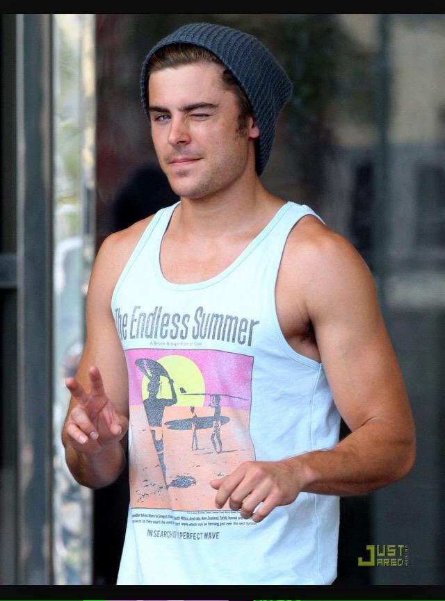 AbsTumblr's tweet photo. Zac Efron is Perfection!!😍 http://t.co/Mz31ChsDXd
