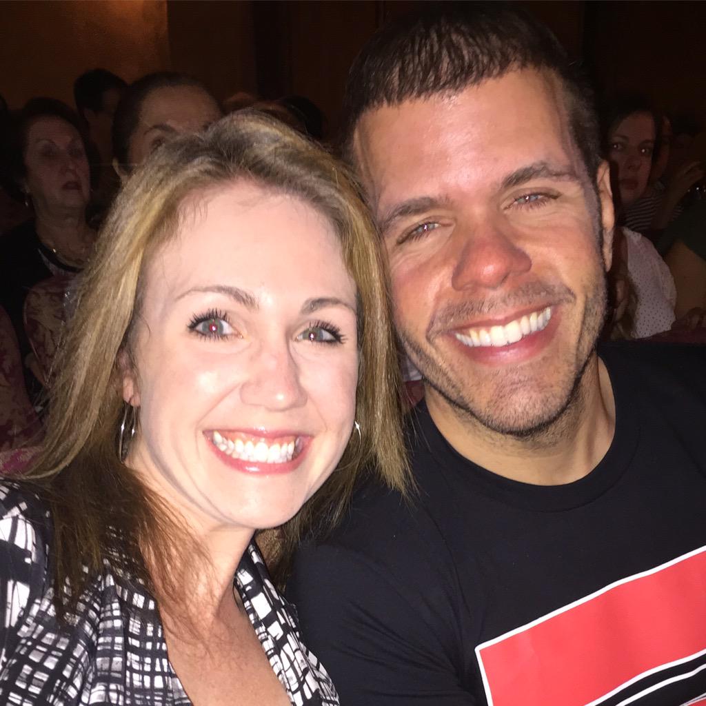 OneSimpleSarah's tweet image. Totally casual meeting @PerezHilton last night at #Stars4FosterKids 😜 Thanks for the pic!!
