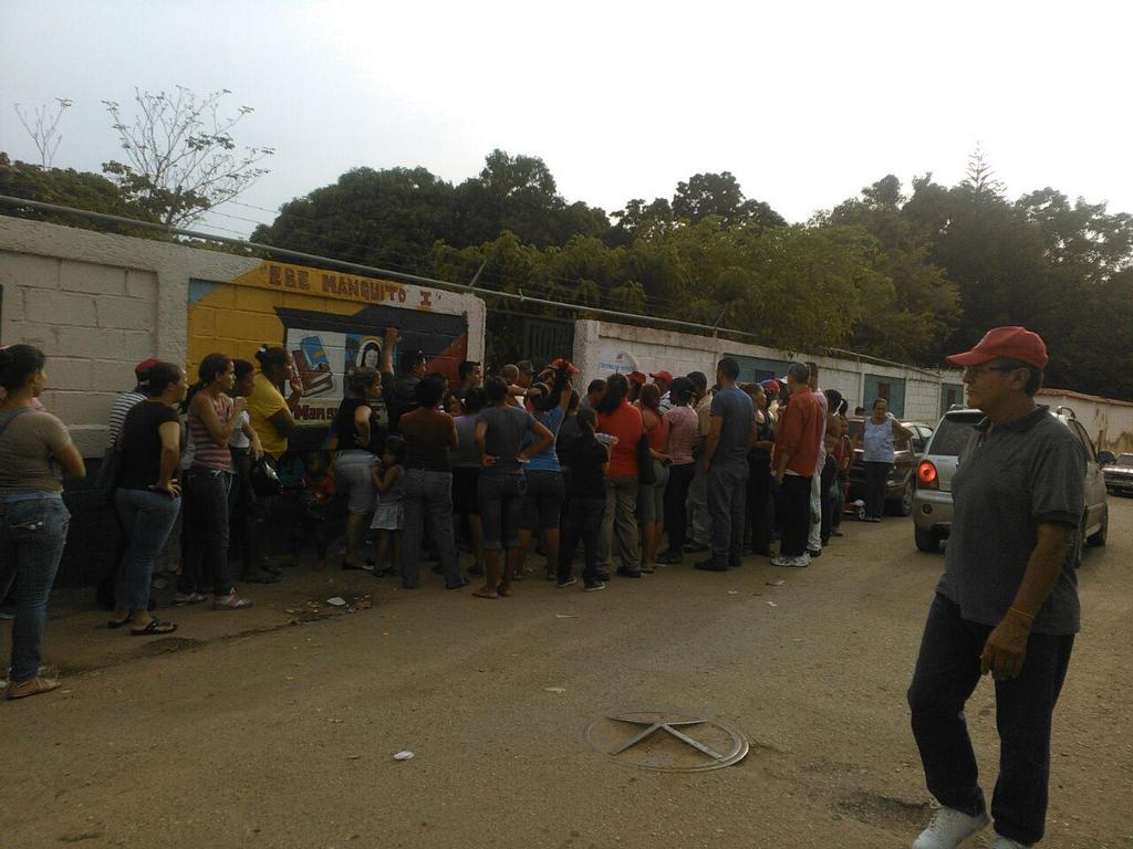 serranoelioj's tweet photo. Circuito 7 Paz Castillo e Independencia Edo Miranda.Gracias por su entrega y compromiso. Lealtad absoluta con ustedes http://t.co/iEqZBV0RG3