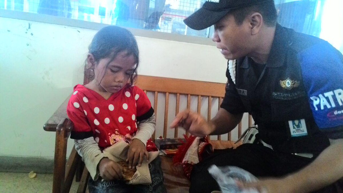 CommuterLine's tweet photo. #Info Telah ditemukan anak usia 4-5 th dekat loket sta.DepokBaru bernama Maspupah,jika merasa dari Family bisa datang http://t.co/mfLxI6jrTb