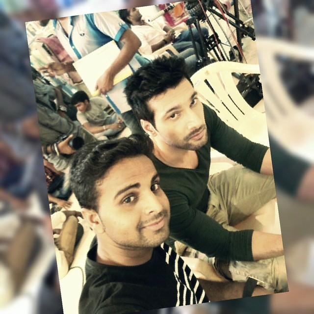 ahamsharmafcid's tweet photo. [PIC] 150625 from the set! offscreen pics @1AhamSharma and #Manmarzian team #behindthescene
pic credit: aryan shaikh http://t.co/jdgvVZV63l