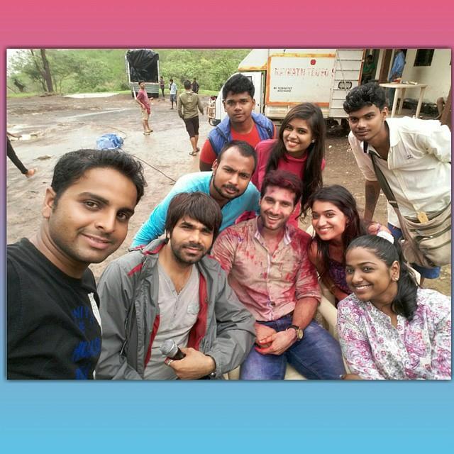 ahamsharmafcid's tweet photo. [PIC] 150625 from the set! offscreen pics @1AhamSharma and #Manmarzian team #behindthescene
pic credit: aryan shaikh http://t.co/jdgvVZV63l