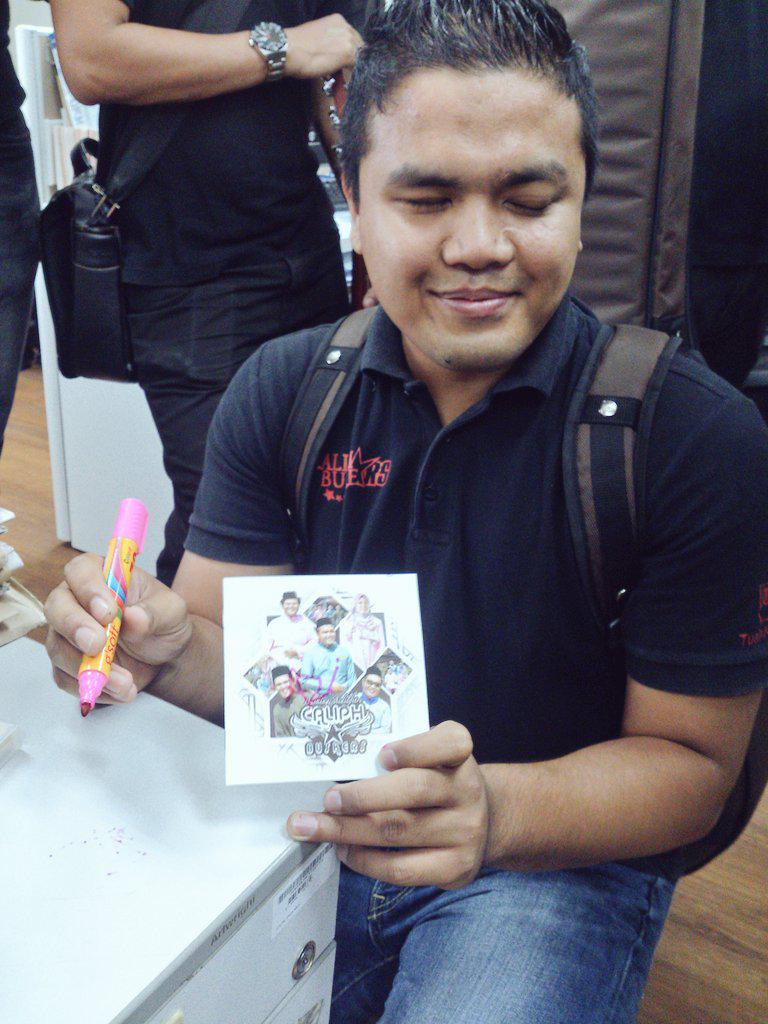 fitliahani's tweet image. Yeay got his FIRST sign ever!!! Thankyouu Azmi! #caliphbuskers #primeworks
