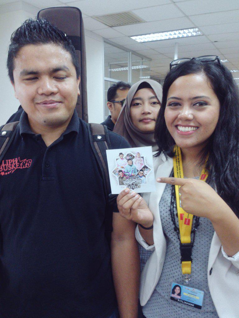 fitliahani's tweet image. Yeay got his FIRST sign ever!!! Thankyouu Azmi! #caliphbuskers #primeworks