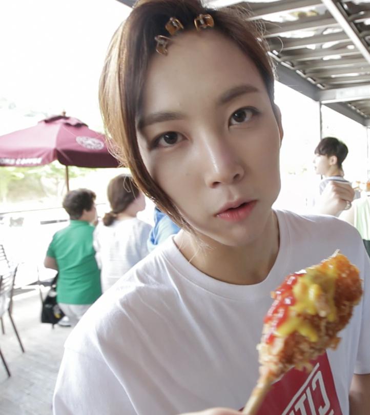 pledis_17's tweet photo. [Doogi PD] '아낀다' M/V 200만 돌파기원 윤천사표 먹방샷 
#200만_힘을내요_슈퍼파월 #놓칠수_없어_휴게소표_핫도그 #빨리_공개_하고싶다2 http://t.co/1GDSXfoAxc