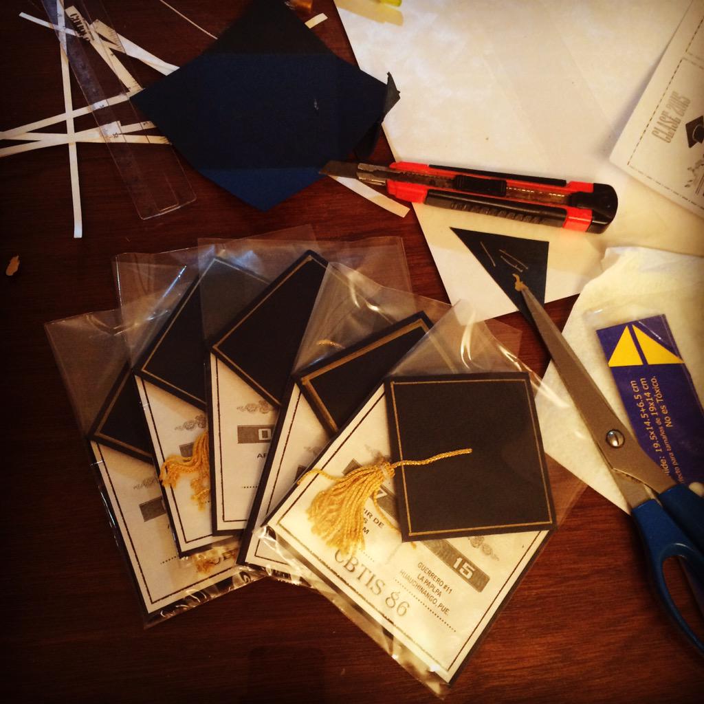 Alejandra_HC13's tweet photo. Un gran día para hacer invitaciones caseras. 😀😀😀😀😍😍😍 http://t.co/cKOtBPUSCw