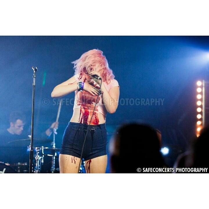 TheMcKagansFans's tweet photo. Grave being grave. Credit to @pinkslipsarmy 👈 new account follow them ⚠ #THEPiNKSLiPS #WalkAnotherMile http://t.co/vP0BJDr0Wj