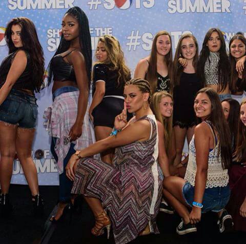 demoniodalauren's tweet image. 500 pessoas no m&amp;amp;g tudo em cima da camila -.- mereço? não #LoopOff5H