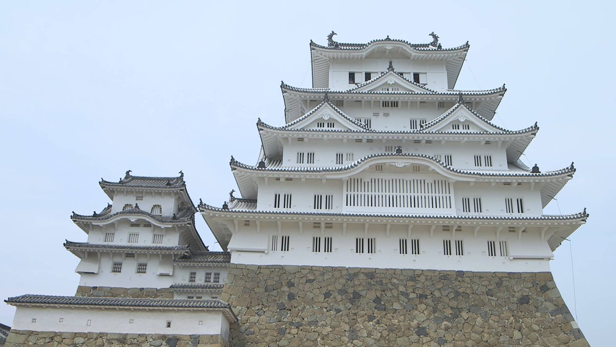 世界遺産 V Twitter 姫路城 の天守閣です 外から見ると 石垣の上が５層になっています でも実際には 内部は７層です 石垣の内側が地下１階 その上が６階建て ４層目の屋根裏に かくれた部屋があります 高さ46ｍ 現存する天守閣の中で 日本一大きいもの