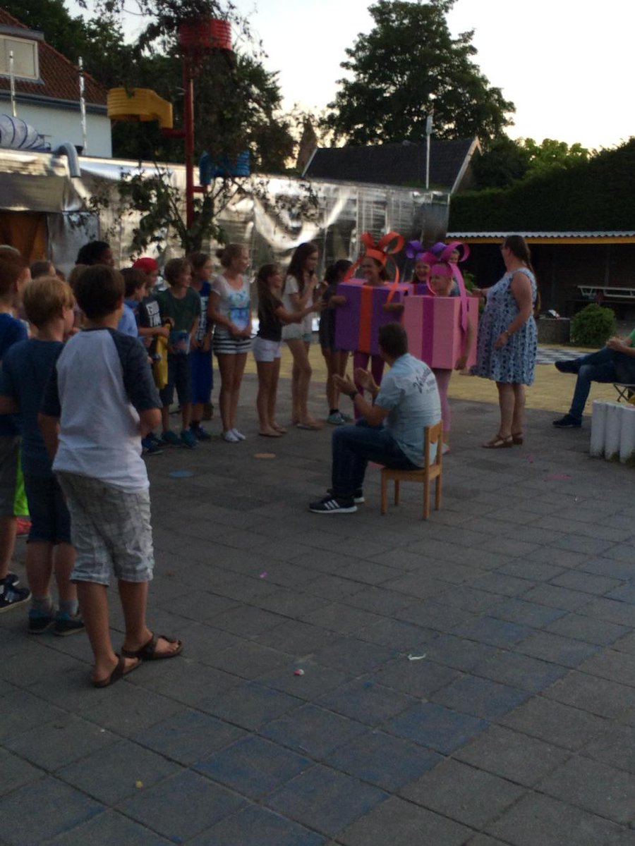 DeScheperLaren's tweet photo. Meester @hogeweide_elroy wordt in het zonnetje gezet door kinderen! En .... http://t.co/3hiZOsUbwa