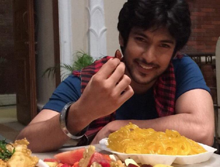tellybuzz's tweet photo. .@shivin7 's first #Roza experience! 
http://t.co/IdAI0P3iHc
#Ifftari @VeeraStarPlus http://t.co/mmC2yAKFHV
