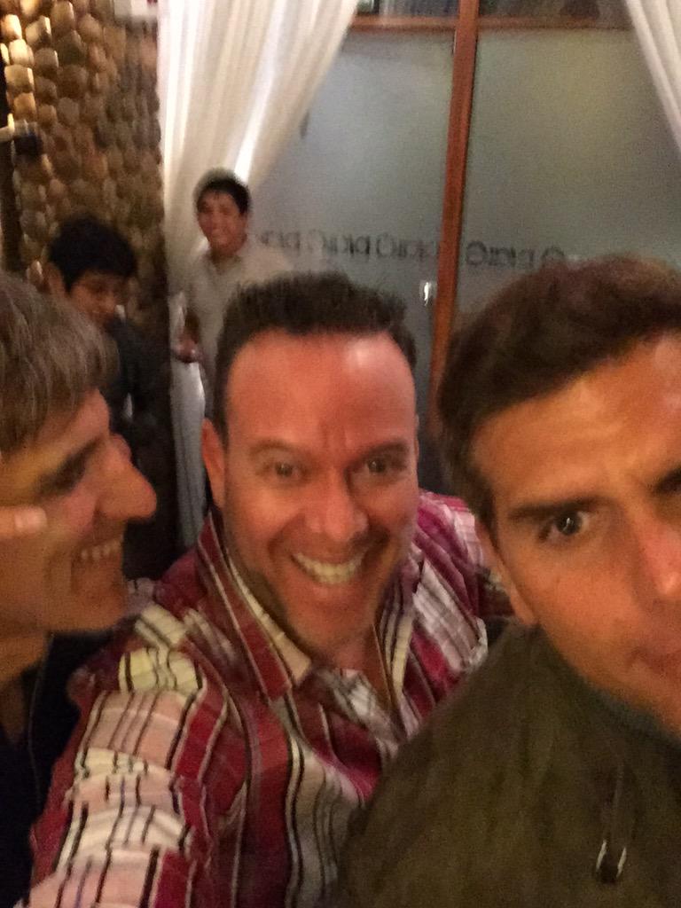 lomosaltado's tweet photo. Sesión improvisada de selfies en torno al cariño de la amistad y la comida con los Cracks @MikelErentxun @oliverdog http://t.co/VmvNvMYoyQ