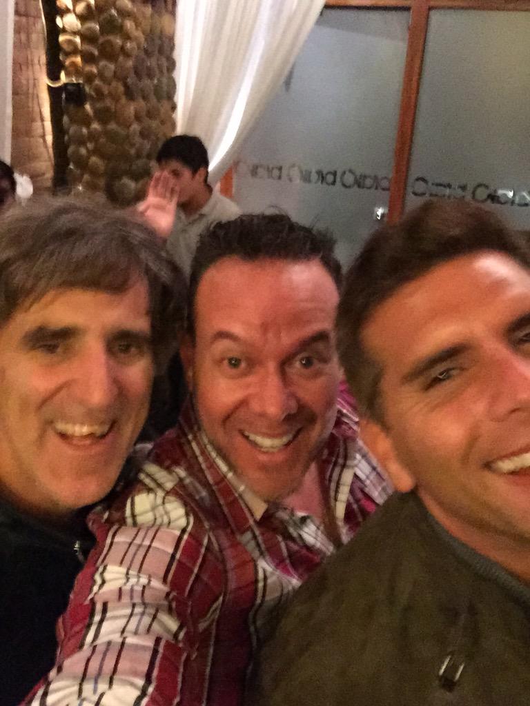 lomosaltado's tweet photo. Sesión improvisada de selfies en torno al cariño de la amistad y la comida con los Cracks @MikelErentxun @oliverdog http://t.co/VmvNvMYoyQ
